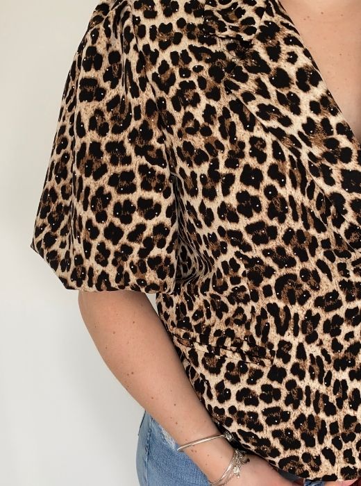 Leopard wikkel blouse detail